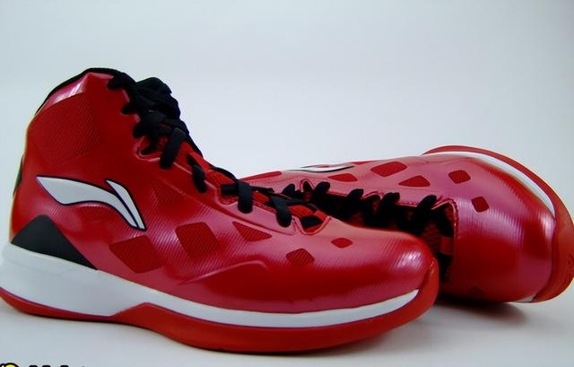 李宁篮球鞋怎么样，李宁和安踏哪个好（李宁做了一双更强的“超轻”篮球鞋）