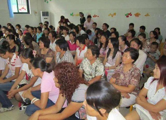 男孩子缺父爱长大有什么影响，孩子从小缺失父爱（为什么90%的爸爸都缺席家长会）