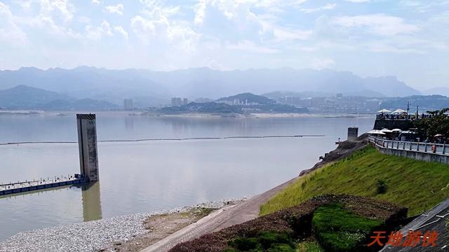 葛洲坝和三峡大坝，长江的水利枢纽三峡葛洲坝（湖北宜昌：乘船过葛洲坝）