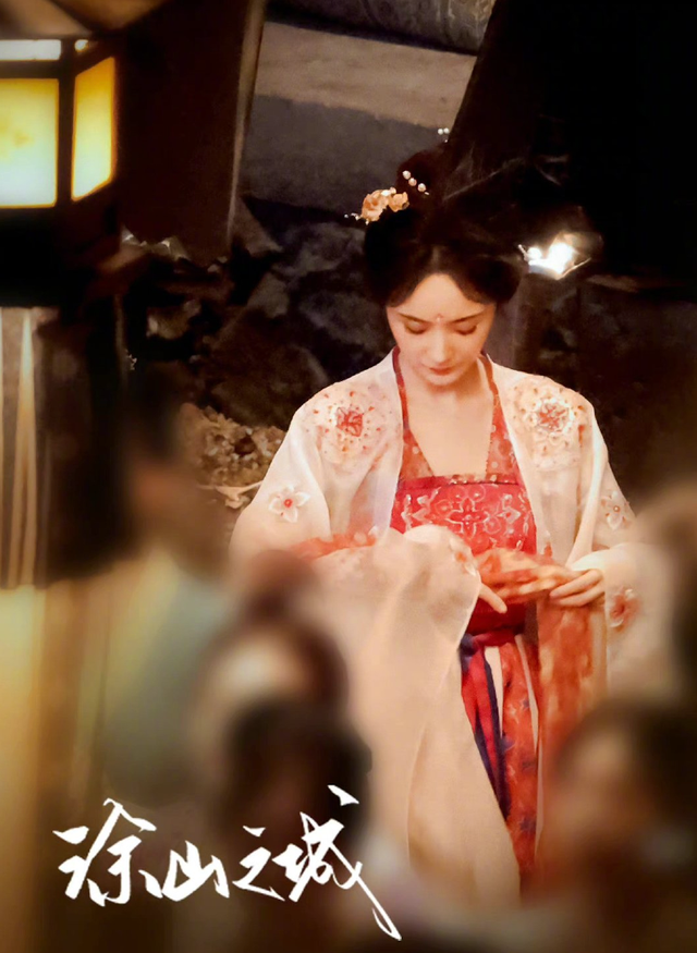 温柔淑女风的杨幂图片精选 今天的美幂幂也是甜幂幂，杨幂甜美俏丽时尚图片（穿抹胸内衣锁骨太精致）