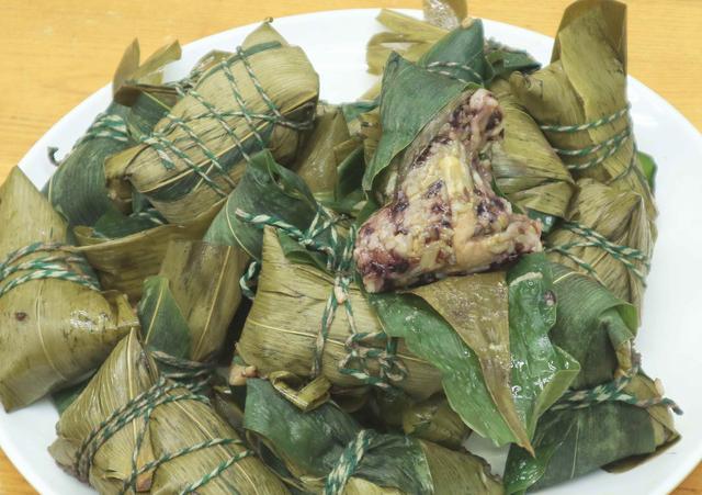 三角粽怎么包，三角粽怎么包慢动作（加凉水还是开水）