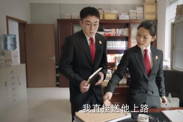 莫小贝 王莎莎，莫小贝素颜照（饰演女法官红唇配西装）
