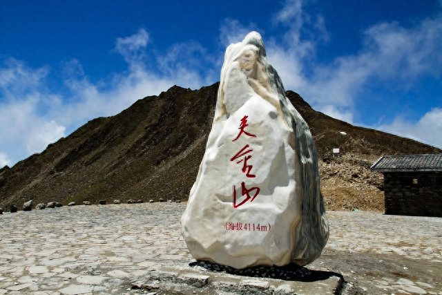 天之骄子发现地——夹金山