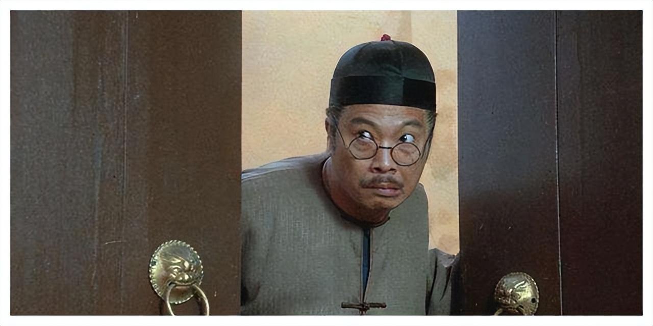 达叔和周星驰的角色要么就是父子,要么就是叔侄只有在《九品芝麻官》