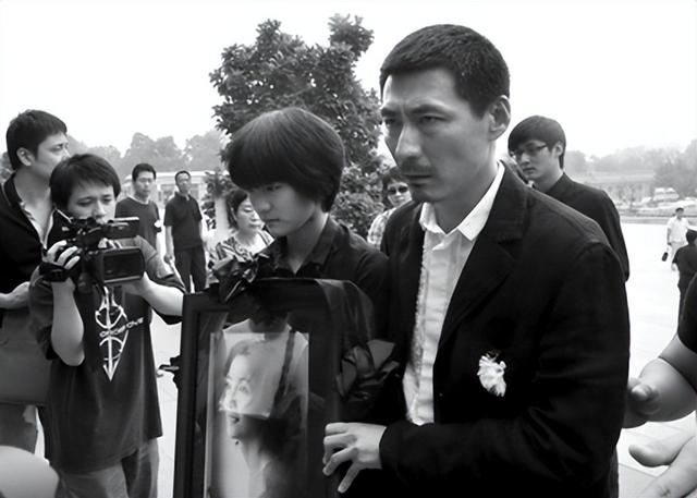 著名演员李婷，去世10年后，前夫带女儿再婚，弟弟的做法让人心寒