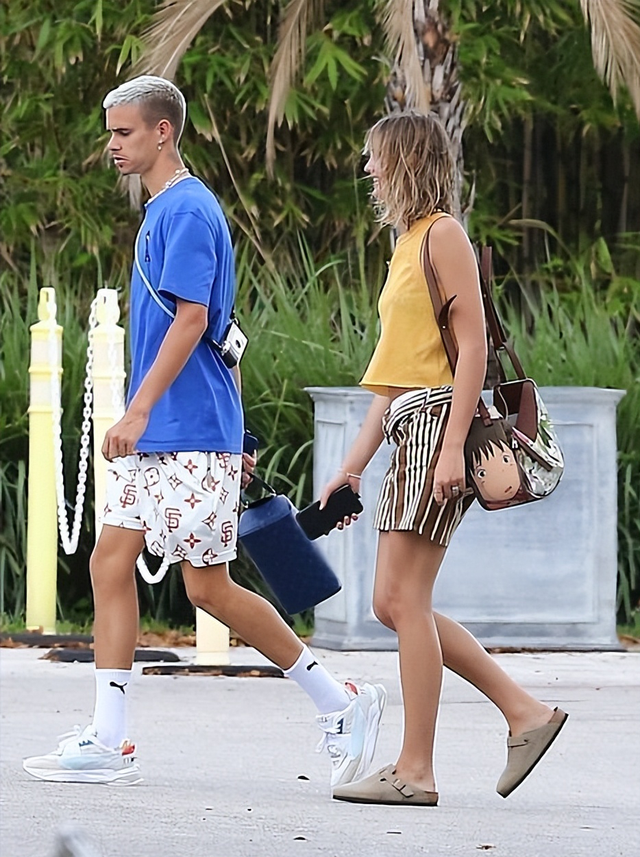 沙滩裤配什么上衣，沙滩裤怎么选（和女友躺游艇甲板上腻歪）