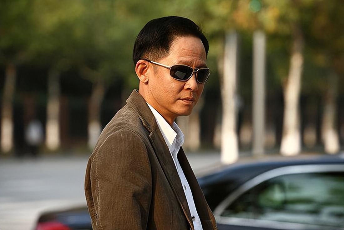 主要的人物介绍:拍卖公司总经理张仲平在承揽胜利大厦拍卖业务的过程