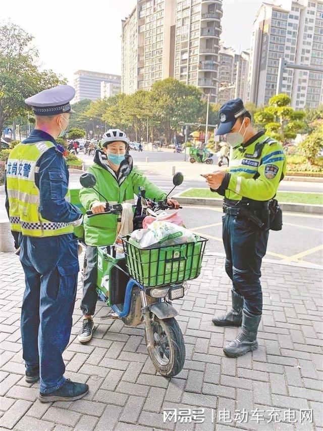 电动车没牌照被交警抓到怎样处理，电动车没牌照被交警抓到怎样处理罚款多少（无证上路罚款500元、拘留15日以下）