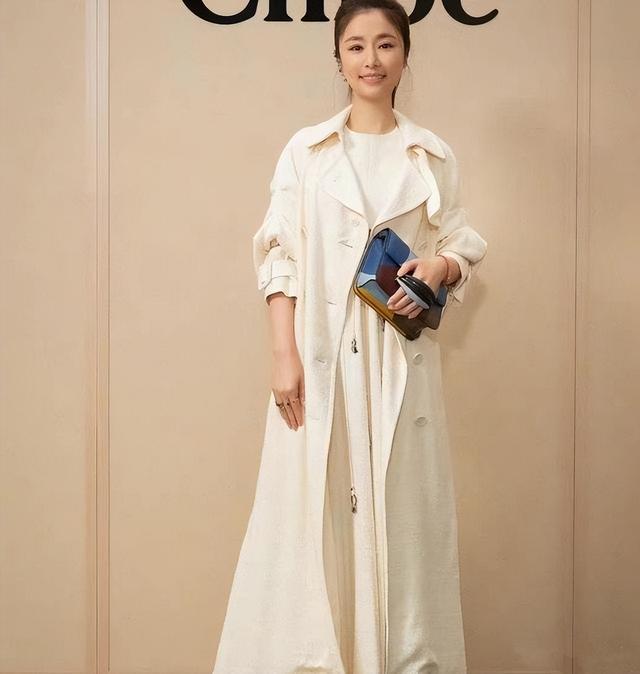 米色风衣怎么搭配，米色风衣怎么搭配首饰（米色风衣配裙子优雅减龄）