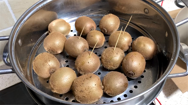 奇异果怎么去皮，奇异果的功效与作用图片（教你一招，3秒去皮不脏手）