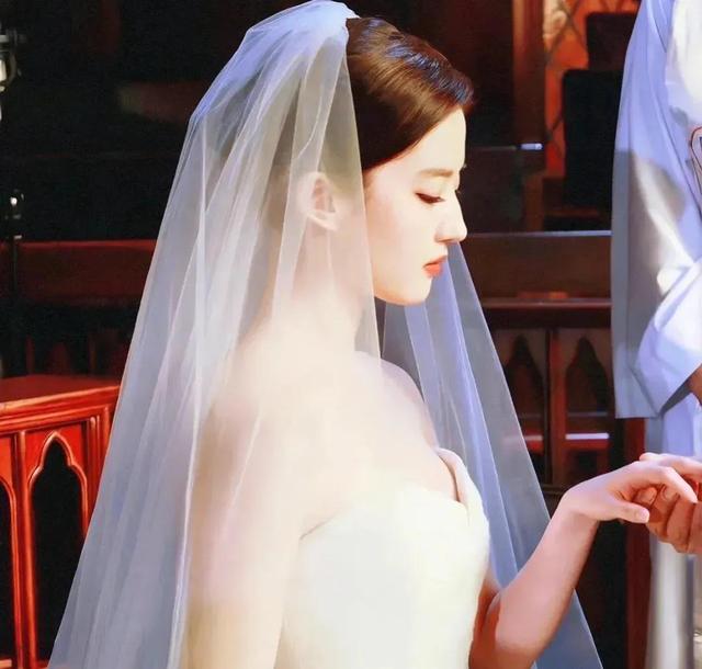 刘亦菲婚纱照曝光！高贵雅典，宛若仙女