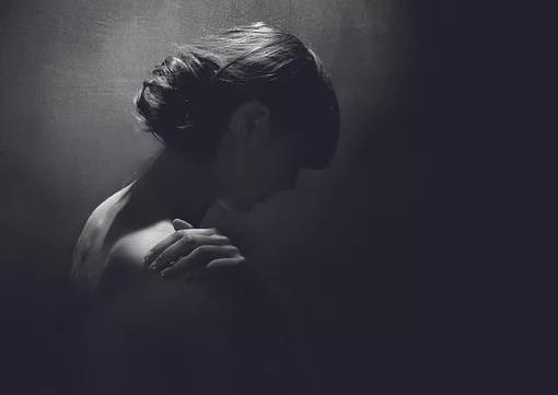 好听的悲伤情歌，亲爱的你别哭（推荐几首超悲伤的歌曲）