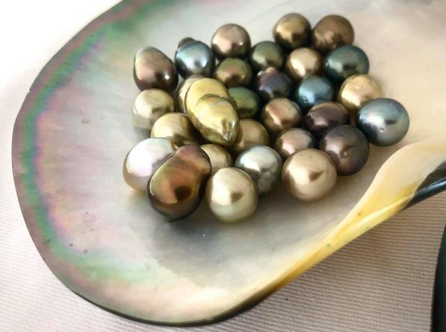 珍珠的形成过程，河蚌体内珍珠的形成过程是（探秘珍珠颜色的形成）