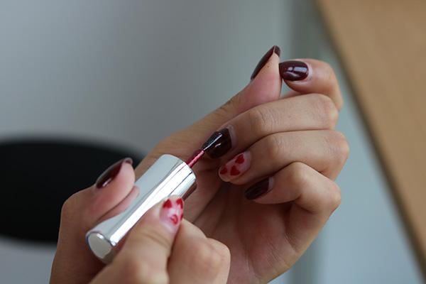 人指甲的功效与作用，手指甲能卖多少钱一斤（一个指甲有5万细菌）