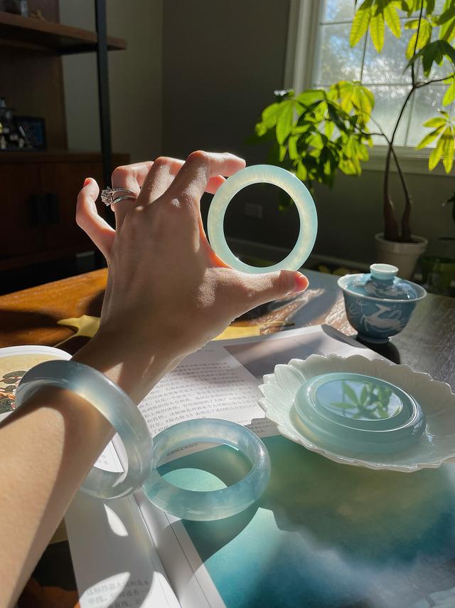 直播间的翡翠为啥便宜，为何直播间的翡翠这么便宜（翡翠直播间的低价套路，怎么看）