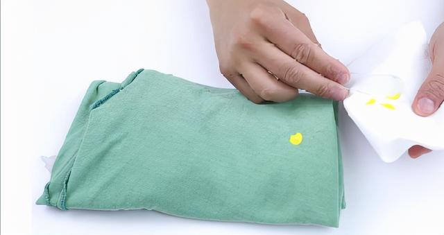 乳胶漆弄衣服上怎么清除干净，乳胶漆弄在衣服上怎样能洗干净（怎么去除衣服上的油漆污渍）