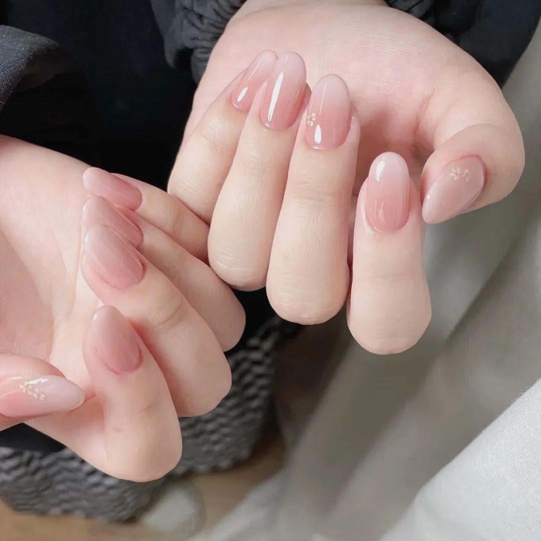 适合夏天的美甲,适合夏天做的美甲(谁做谁好看的冰透美甲来了)