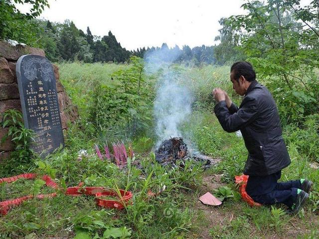 迁坟下葬时3种好征兆，迁坟时身上带点什么辟邪（农村俗语“坟塌后人发”）