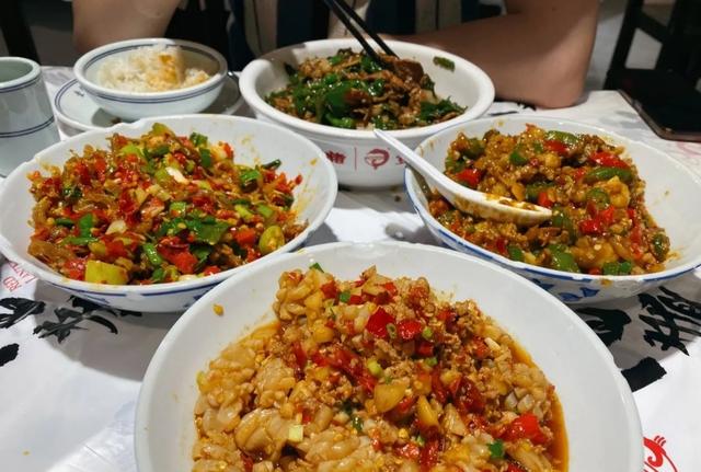 长沙湘菜馆排名第一，2021长沙湘菜馆十大排行榜 火宫殿上榜（网友：谁拿破碗招待客人）