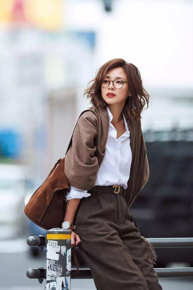 酒红色显皮肤黑还是白，黑皮肤最显白的5个颜色（秋冬少穿这3种“显老色”）