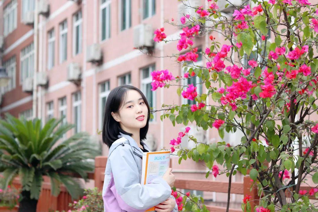 踩着春天的春光脚印,追随着绚烂的浪漫龙校花影,田家炳中学学子用心