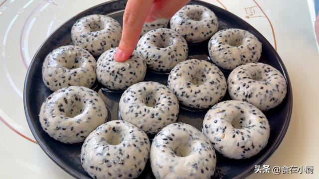 只有面粉可以做什么好吃的，面粉可以做什么好吃的（面粉里加入1把黑芝麻）