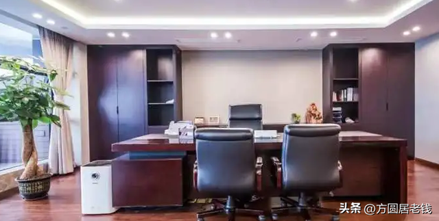 一人办公室办公桌的摆放，办公桌与门最佳位置图（领导办公室里的坐位）