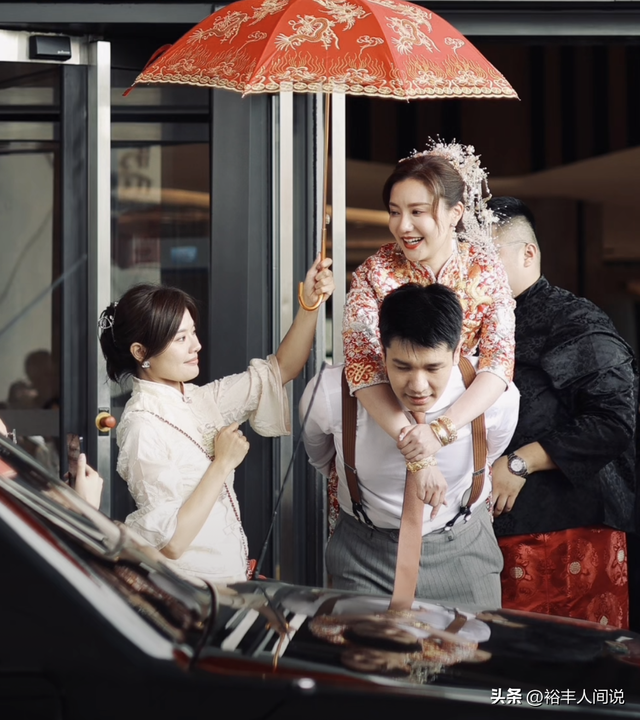 结婚一般几套衣服，结婚一般几套衣服合适（妻子打扮富贵全身超百万）