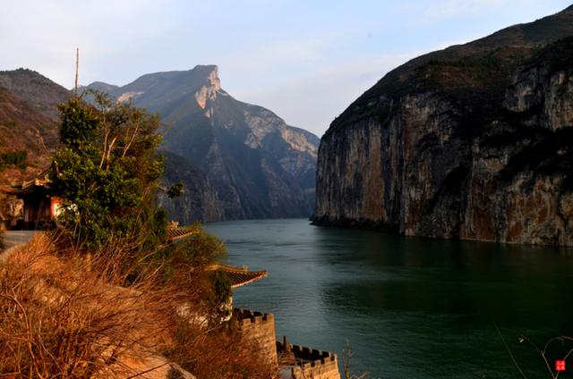 朝辞白帝彩云间的白帝城位于哪里，朝辞白帝彩云间的白帝城在哪里（是刘备托孤的白帝城吗）
