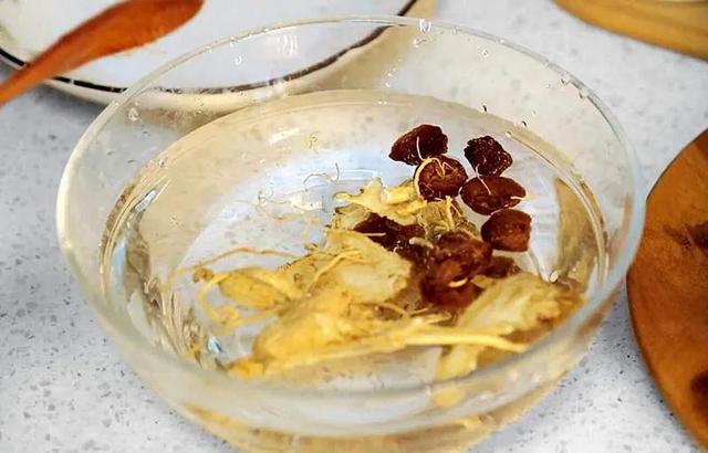 人参乌鸡汤的做法，乌鸡汤放什么食材好（冬日里做一碗气血双补乌鸡汤）