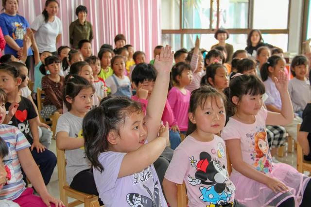 孩子极度抗拒上幼儿园怎么办，小班分离焦虑的原因及对策（孩子不想进幼儿园，让老师抱走）