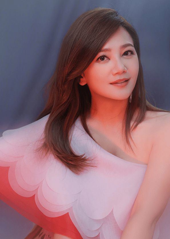 梁静茹《中国好声音》首期造型曝光 斜肩粉雾长裙梦幻唯美