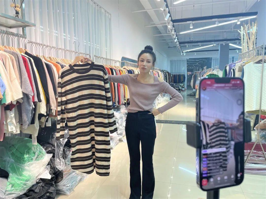 服装销售感动顾客案例（她每天在档口走廊换几百件衣服）