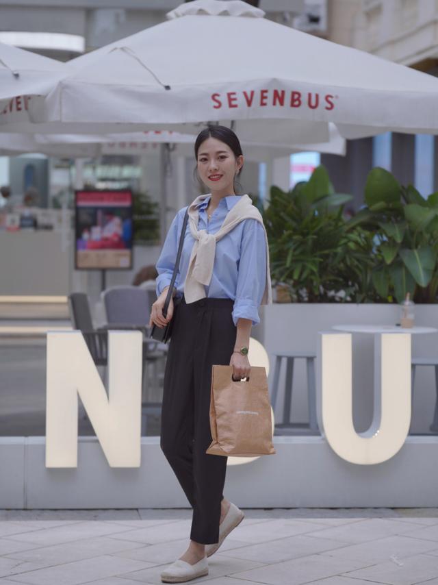 蓝色西装配什么颜色的衬衫，蓝色西装配什么颜色的衬衫男（蓝色衬衫搭配西装裤、短裤）