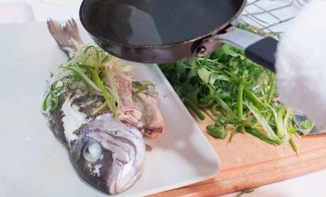 赤魟鱼的做法有哪些，赤眼鲮鱼的做法（香葱香菜豆豉油清蒸迦魶魚）