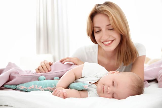 两岁宝宝一天睡眠时间是多少正常，两岁宝宝一天睡眠时间标准（2岁孩子的健康作息时间表）