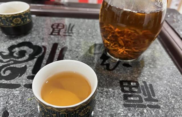 女人长期喝红茶的好处和坏处，女人喝红茶的好处和坏处（女人要常喝这4种茶）