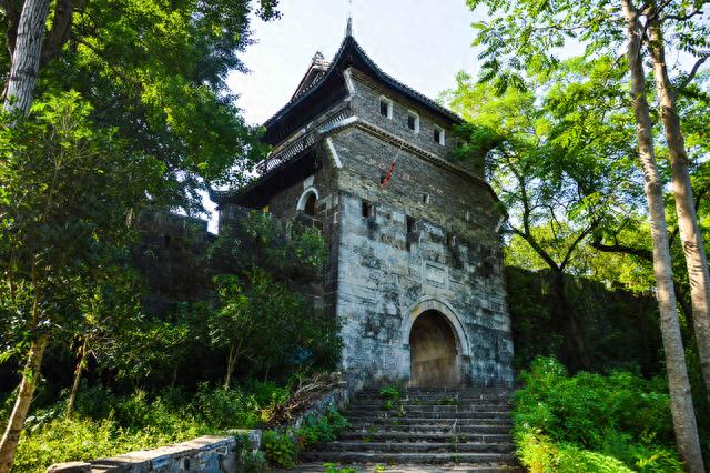 距凤凰半小时车程的大山中有座国内保存最好的古城堡