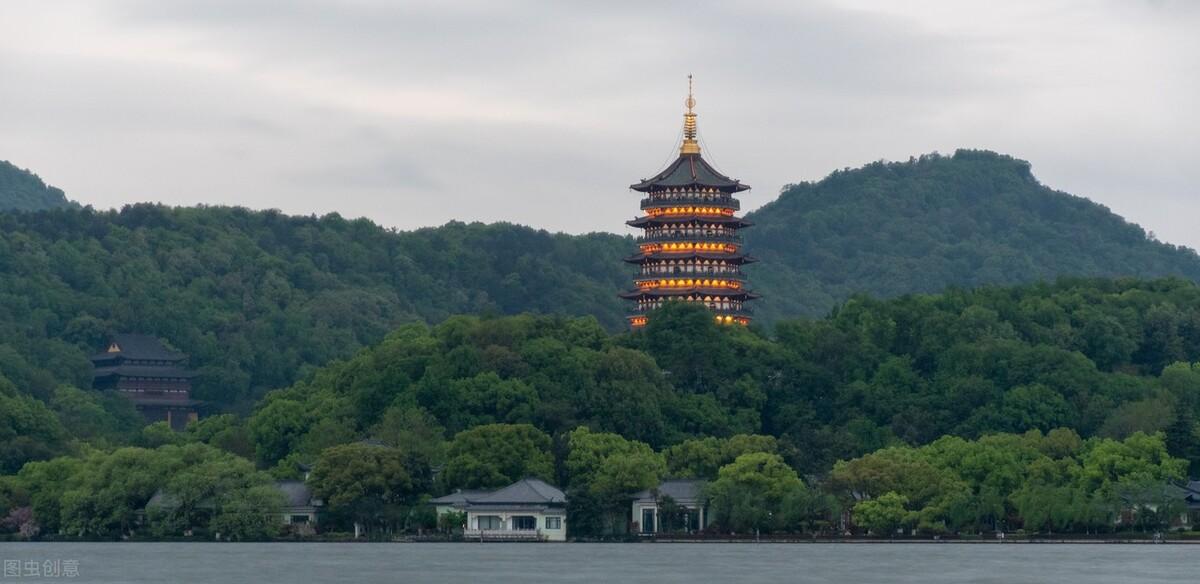 西湖的历史简介，西湖并不算大，凭什么那么出名