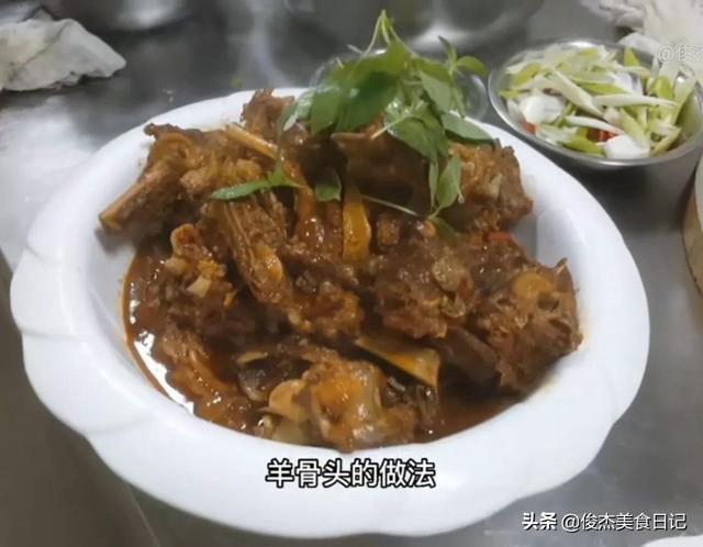 煮羊骨头的正确方法与配料，熬羊骨头汤的正确步骤（麻辣五香羊骨头的正确做法）
