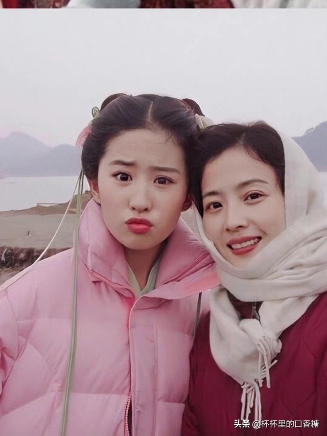 明星高颜值爸妈！赵露思爸爸帅度酷似韩星，肖战神韵和爸爸一样