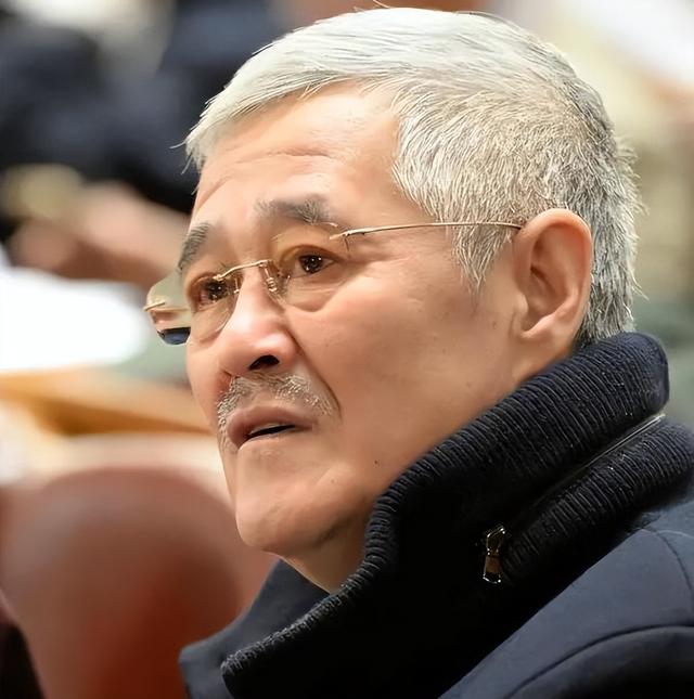 赵本山重病的真实故事，满头白发苍老认不出，健康堪忧