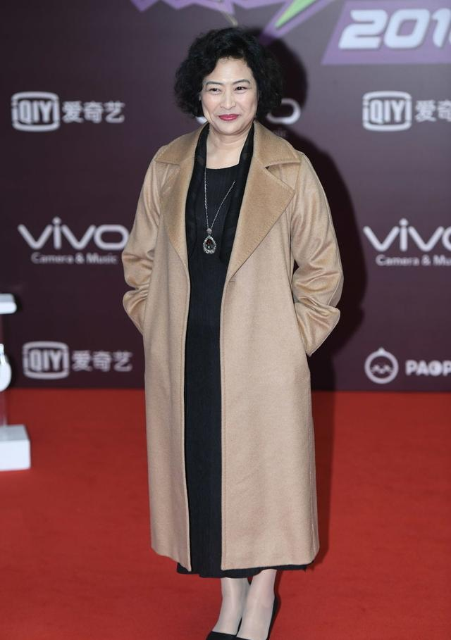 服装颜色搭配的技巧，服装服饰颜色搭配技巧（“配色”才是决定高级、优雅的关键）