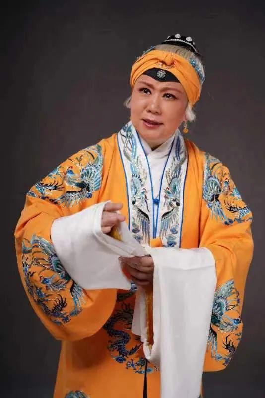 家李鸣岩先生入室弟子,全民中国京剧优秀青年京剧演员研究生班研究生