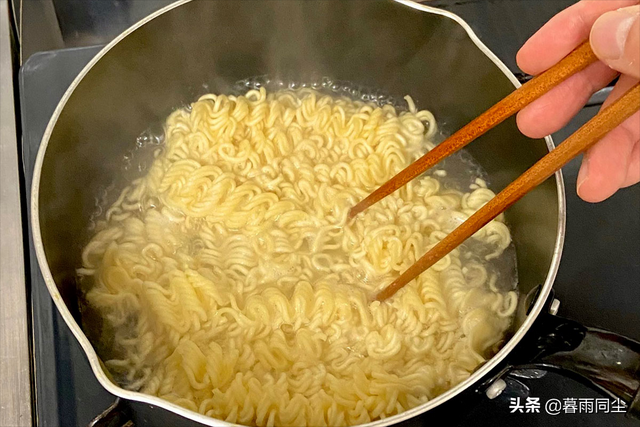 爬山带什么吃的比较好，爬山适合带什么吃的（如何让你的方便面营养均衡、更好吃）