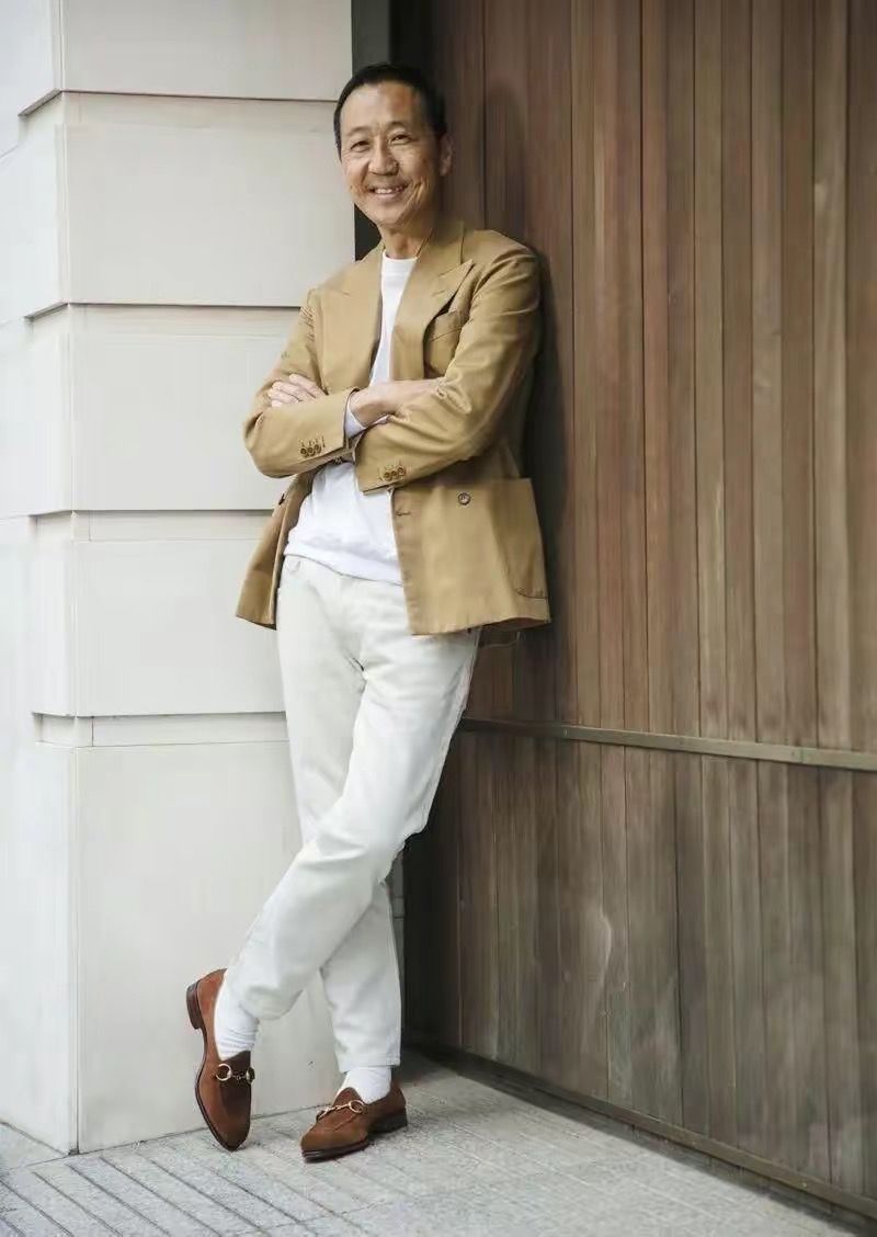 建议40,50岁男人:穿"绅士色"衣服配这3款鞋,成熟稳重有格调