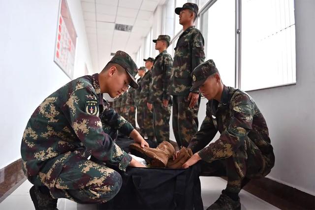 送新兵祝福语简短，家人送新兵祝福语简短（这份临别赠礼有点“硬”）