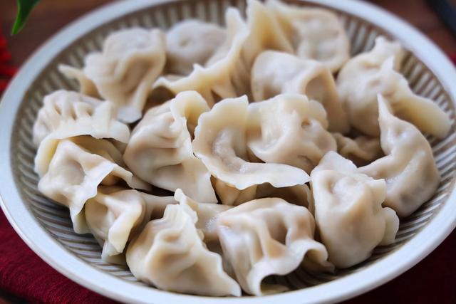 猪肉馅怎么调好吃，猪肉丸的做法及配料（牢记“3放2不放”）