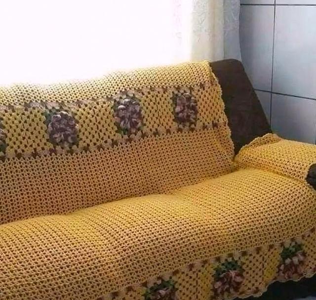 旧毛线钩的沙发坐垫图片