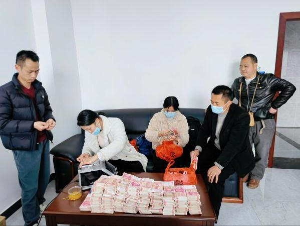 彩票中大奖后，彩民却“哭诉”？金额越多，“麻烦”越大，为什么？